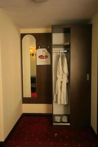 Отель Hotel Esplanada Тулча Двухместный номер с 2 отдельными кроватями-8